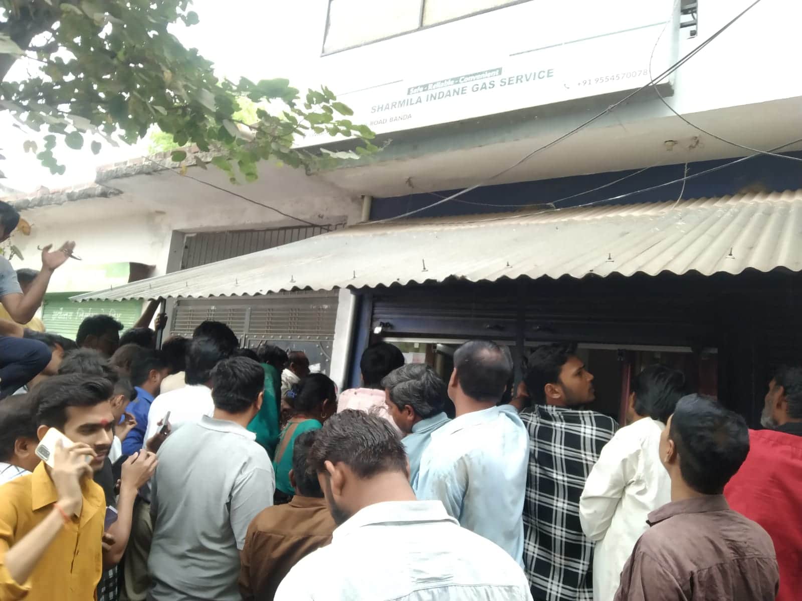 फोटो- 34 गैस सिलिंडर के लिए लगी उपभोक्ताओं की लाइन। संवाद