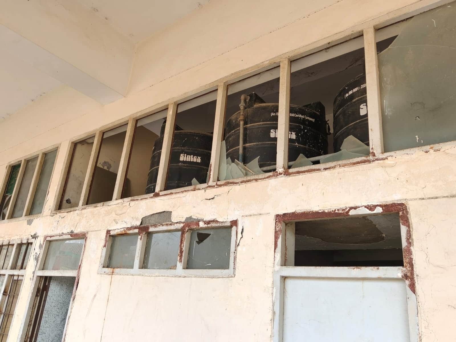 फोटो-51: डॉ.भीमराव अंबडेकर स्टेडियम में टूटे पड़े शीशे और जंग खाए दरवाजे। संवाद