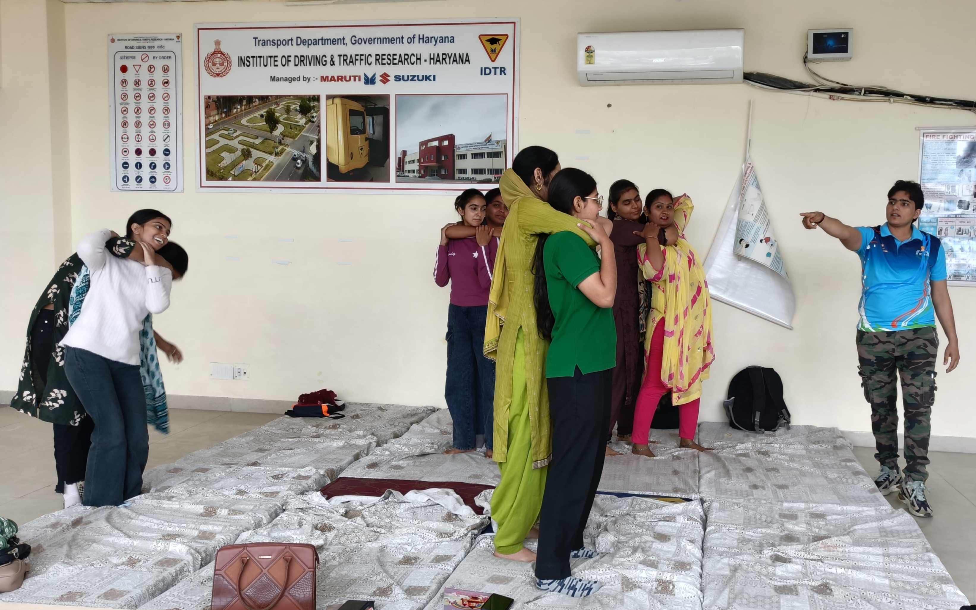 -फोटो 83 : आईडीटीआर में महिलाओं को आत्मरक्षा के गुर सिखाती मुख्य सिपाही टीना। स्रोत पुलिस विभाग