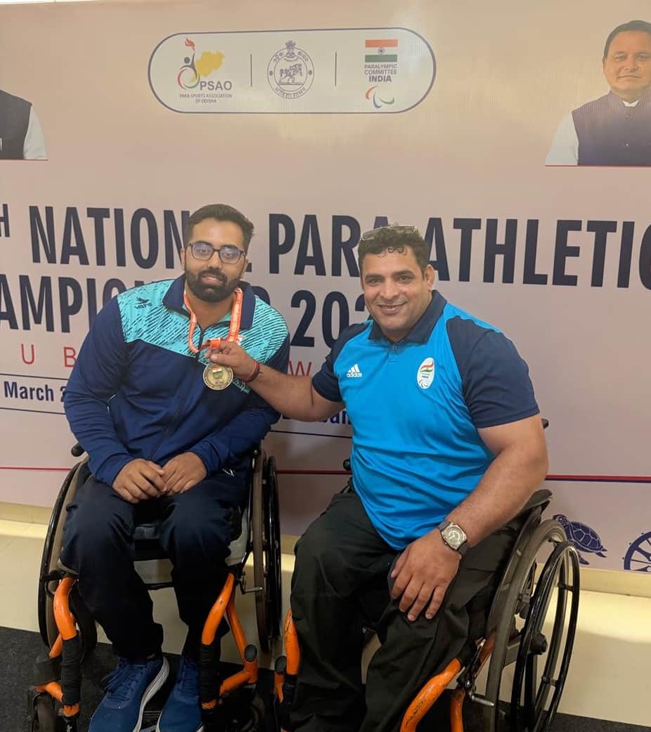 -फोटो 84 : स्वर्ण पदक विजेता पैरा एथलीट सुखचैन कोच सुनील फोगाट के साथ। स्रोत परिजन