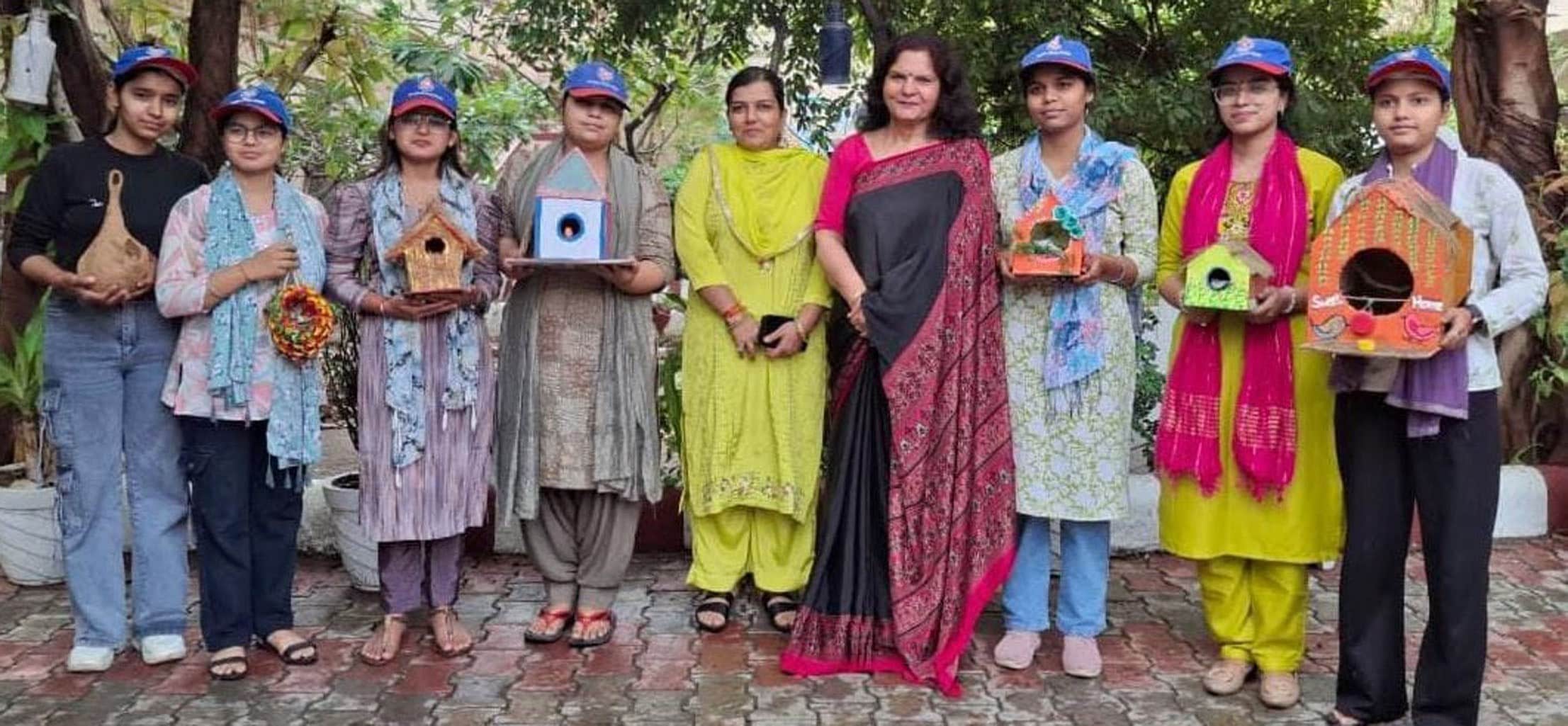 -फोटो 88 : गौरैया के लिए घर बनाने वाली स्वयंसेविकाएं महाविद्यालय प्राचार्य डा. आशा शर्मा के साथ