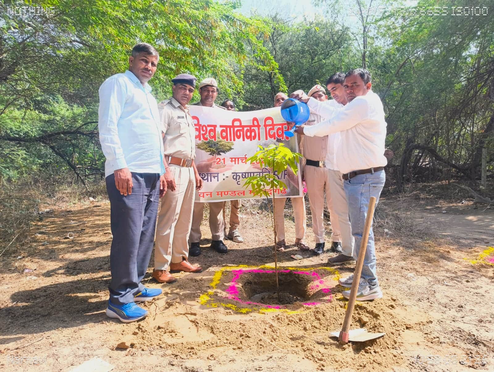 फोटो नंबर- 17विश्व वानिकी दिवस पर पौधारोपण करते वन विभाग के अधिकारी व कर्मचारी। स्रोत- वि