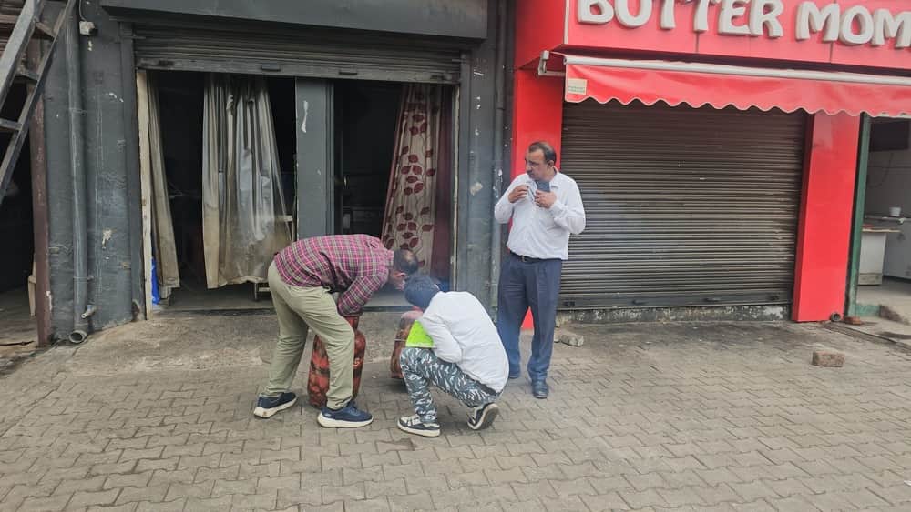 फोटो नंबर 72 हलवाई की दुकानों से घरेलू गैस सिलेंडर बरामद करते खाद्य एवं आपूर्ति अधिकारी। संवाद