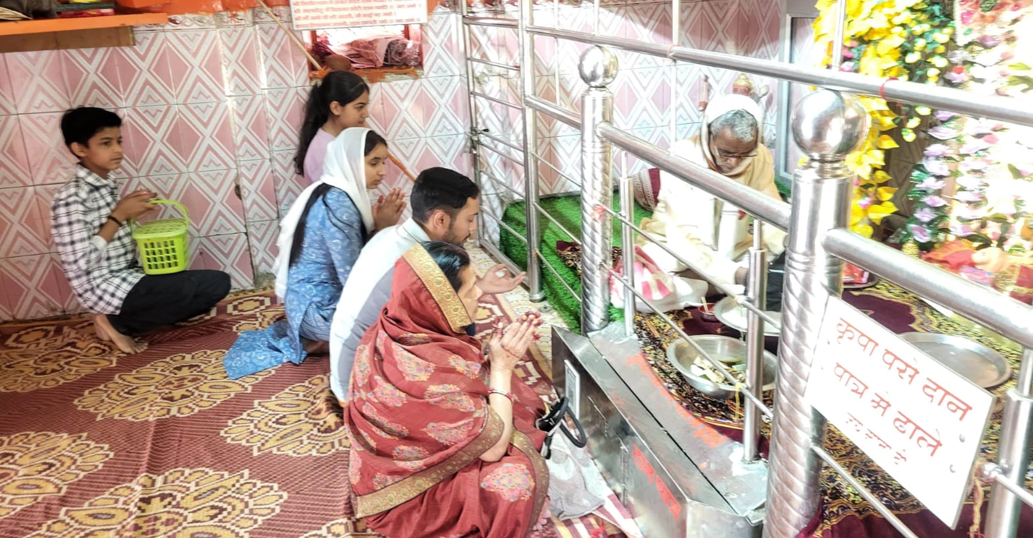 फोटो संख्या:57 गांव सिसोठ मंदिर में पूजा करने पहुंची महिलाएं। संवाद