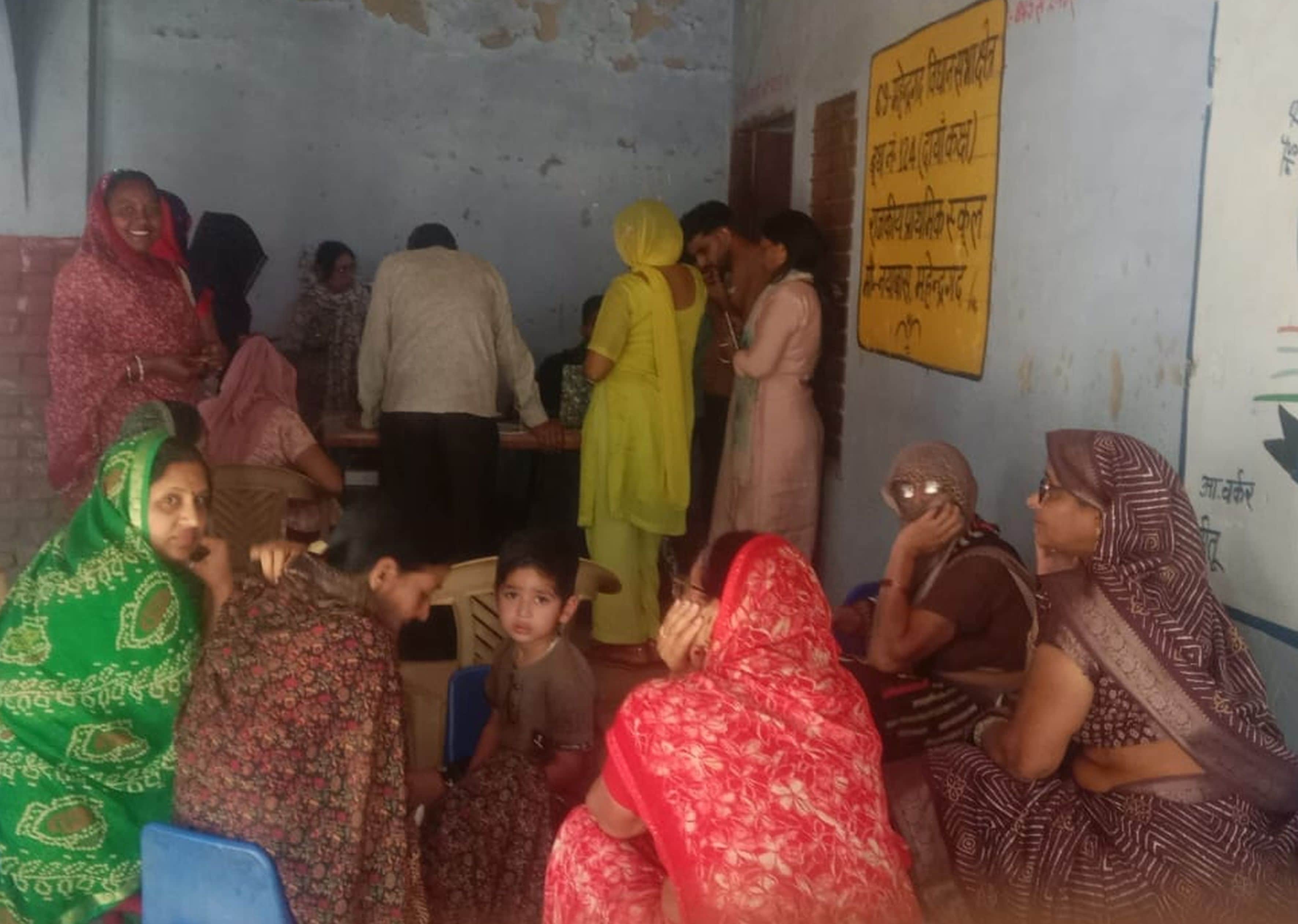 फोटो संख्या:64 शहर के बास मोहल्ला में आयोजित शिविर में आभा कार्ड बनवाने पहुंचे लोग। संवाद