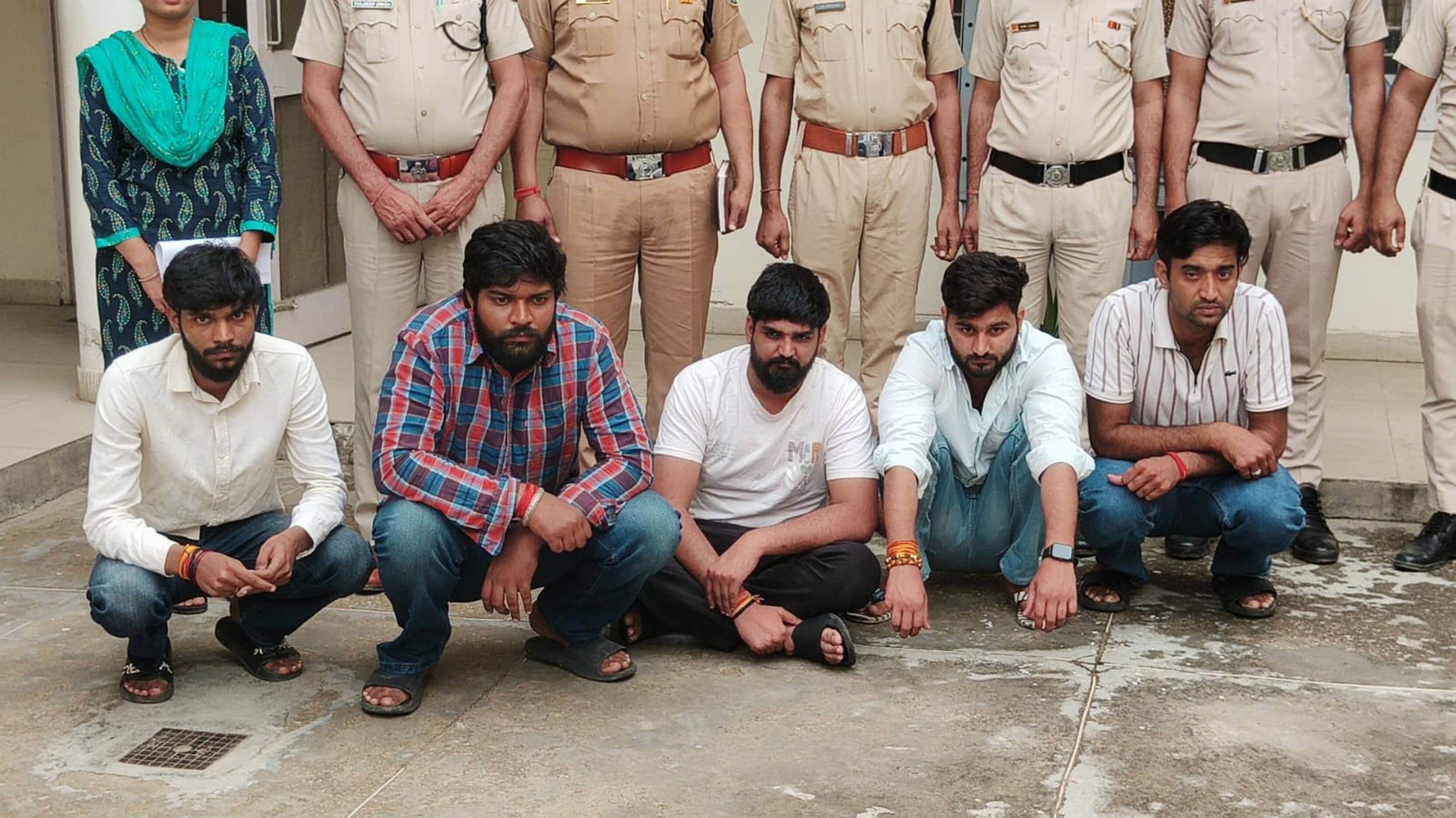 फोटो संख्या:75 शहर थाना  पुलिस की गिरफ्त में आरोपी--स्रोत- पुलिस