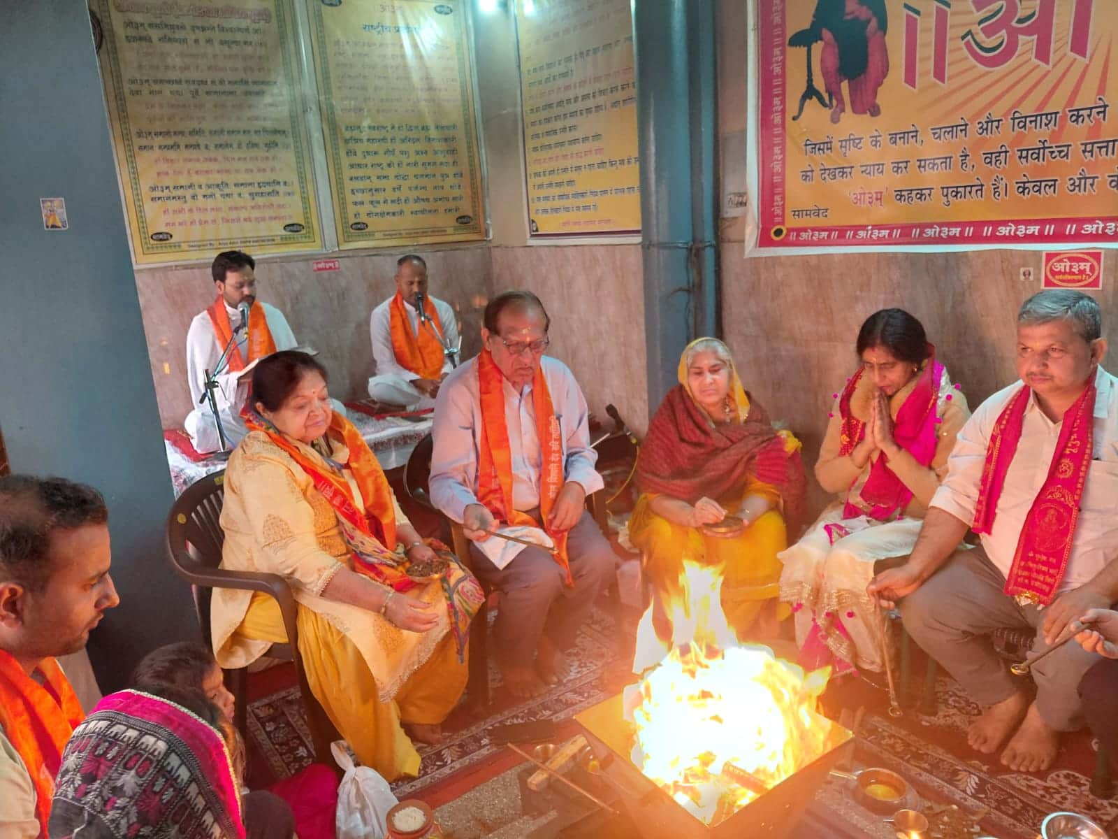 फोटो : सोनीपत के आर्य समाज ऋषि नगर में वार्षिकोत्सव के दौरान यज्ञ में आहुति देते श्रद्धालु। स्र