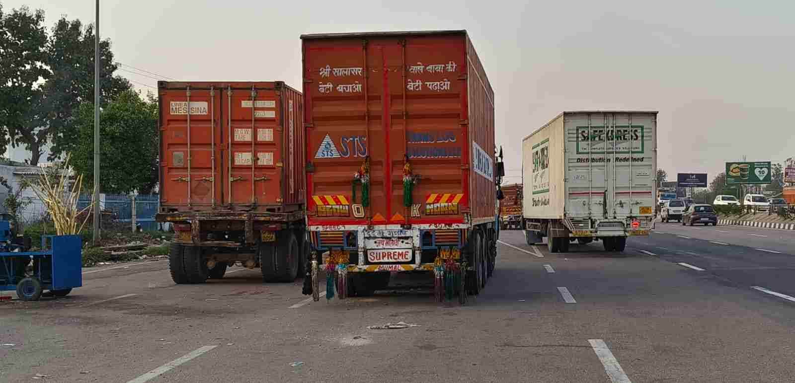 फोटो: सोनीपत के भिगान टोल प्लाजा के पास नेशनल हाइवे पर अवैध रूप से खड़े ट्रक। संवाद