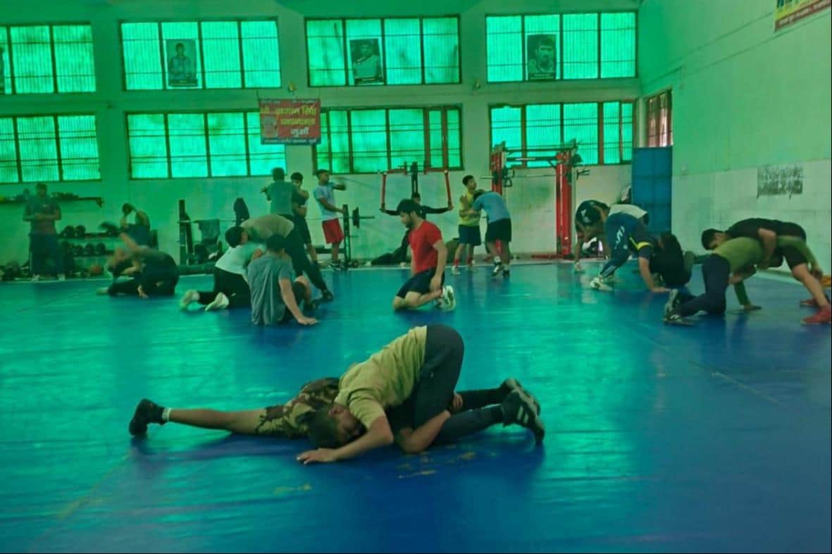 फोटो  : सोनीपत के गांव जुआं स्थित कुश्ती अकादमी में अभ्यास करते पहलवान। स्रोत: पुलिस प्रवक्ता