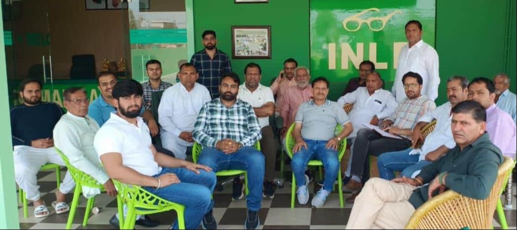 फोटो : सोनीपत के इनेलो जिला कार्यालय में बैठक करते पदाधिकारी व कार्यकर्ता। स्रोत:  प्रवक्ता