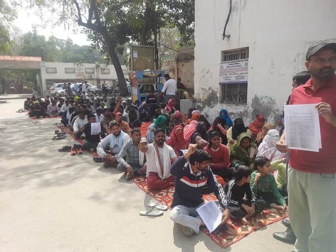 फोटो : सोनीपत नगर निगम कार्यालय के गेट पर धरने पर बैठे संविदा सफाई कर्मचारी नारेबाजी करते हुए। 