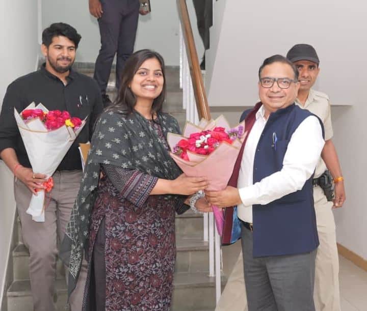 फोटो : सोनीपत पहुंची नई उपायुक्त नेहा सिंह को पुष्प गुच्छ भेंट करते निवर्तमान उपायुक्त सुशील सा