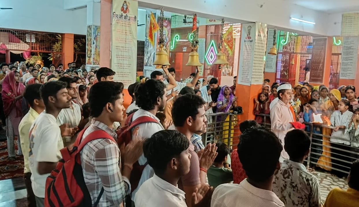 Devotees immersed in devotion to the goddess, the temple resounded with chants of Jaikaras