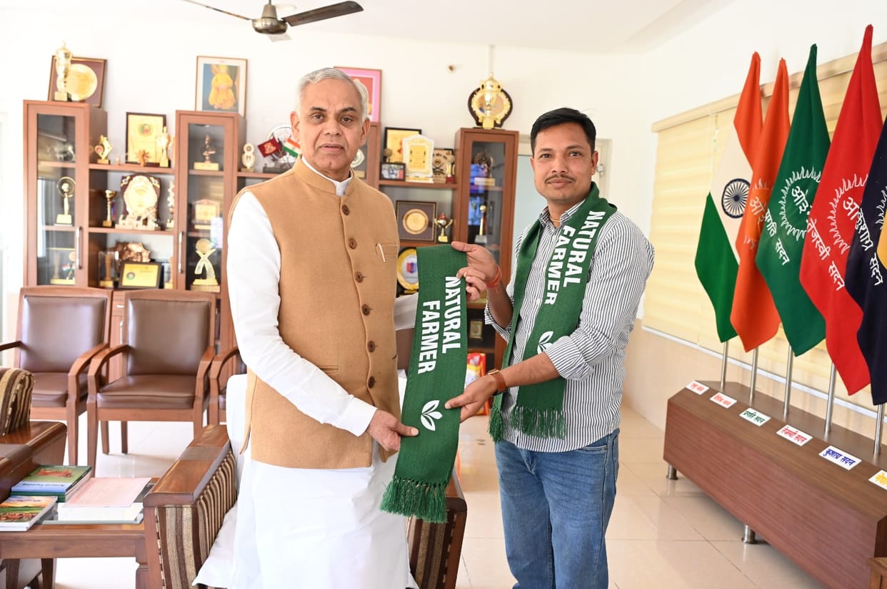 Yashpal Khola met the Governor of Gujarat