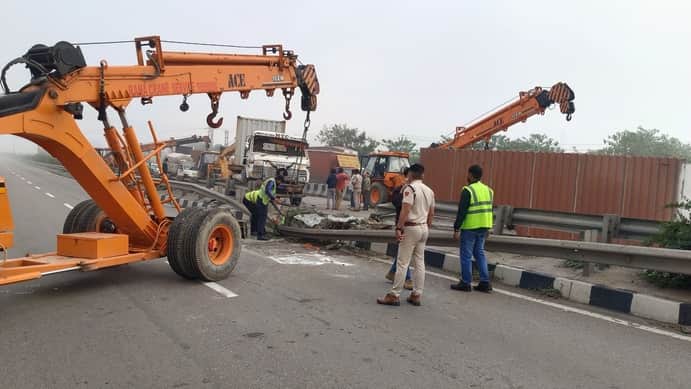 गन्नौर में जीटी रोड पर कोहरे की वजह से पलटे ट्रक को हटाती क्रेन। संवाद