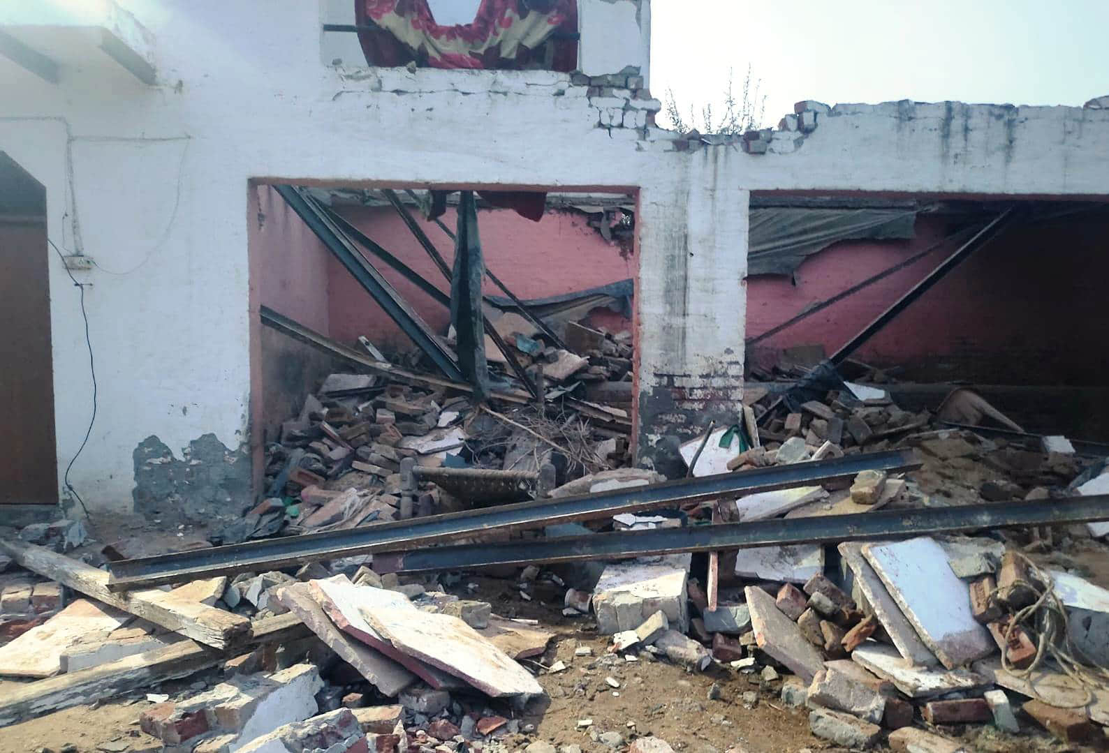 गांव करीमपुर में पशुशाला की छत ढहने के बाद बिखरा मलबा। स्रोत ग्रामीण