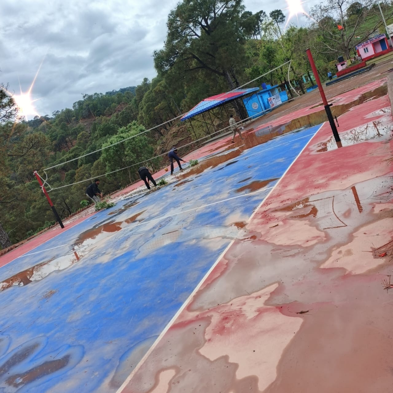 गवर्नमेंट हायर सेकेंडरी स्कूल धार  डूगनु में उखड़ी सिन्थेटिक कोर्ट। संवाद