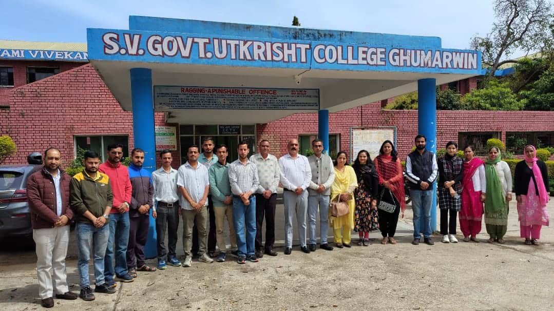 घुमारवीं कॉलेज में आयोजित पूर्व छात्र विकास संघ के अधिवेशन में उपस्थित प्राचार्य व अन्य। स्रोत: