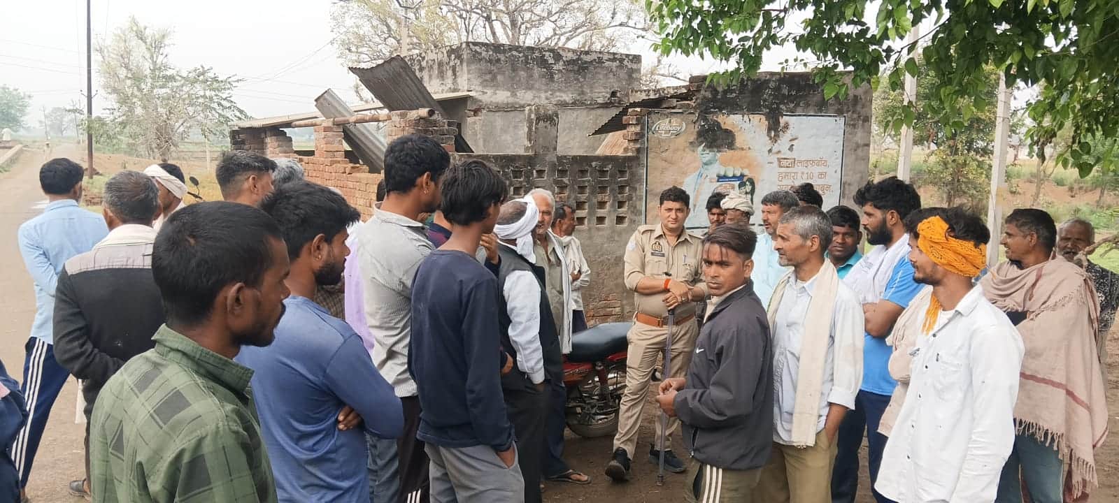 घटना के बाद मौके पर लगी भीड़। संवाद