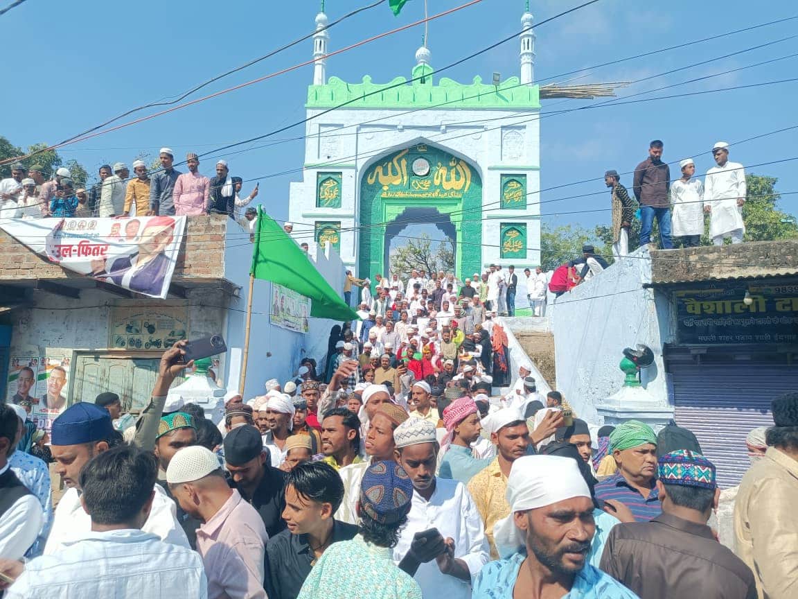 ईद की नमाज के बाद ईदगाह से बाहर निकलके मुस्लिम बंधु। संवाद