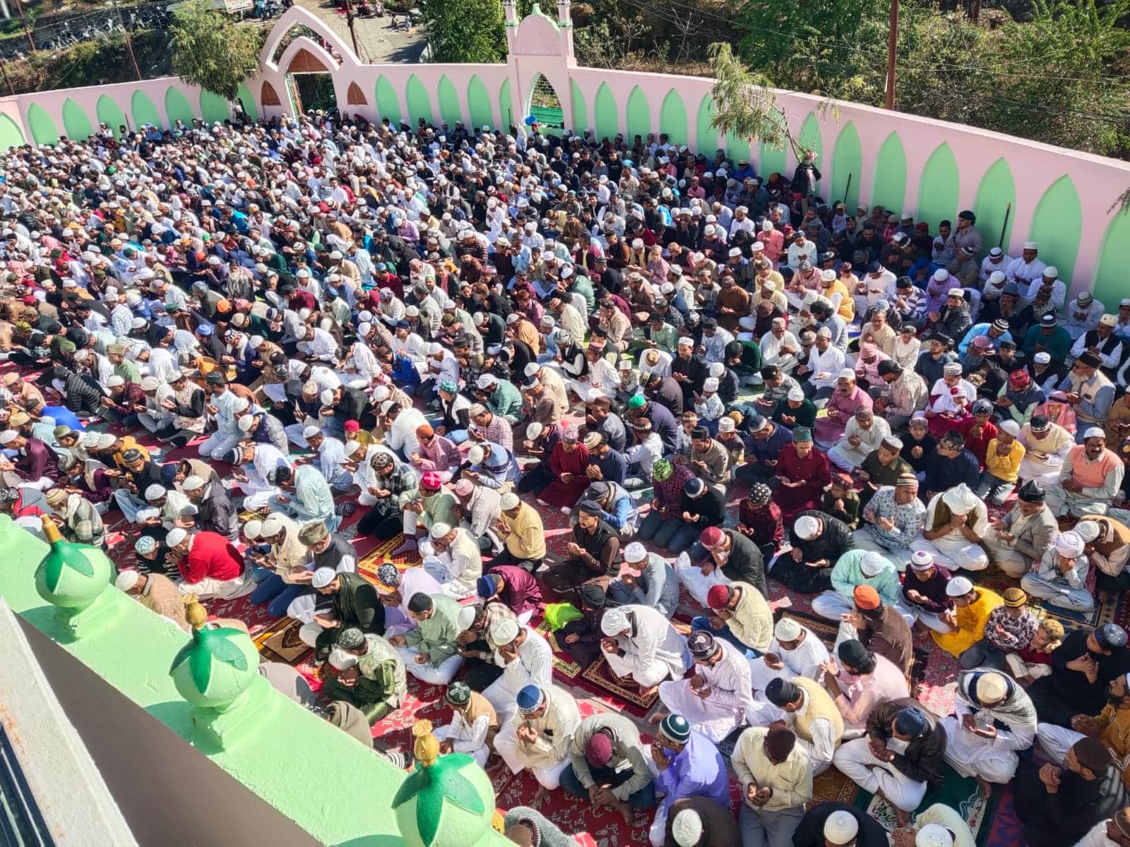ईद उल फितर पर पिथौरागढ़ के ईदगाह में इबादत करते लोग। संवाद