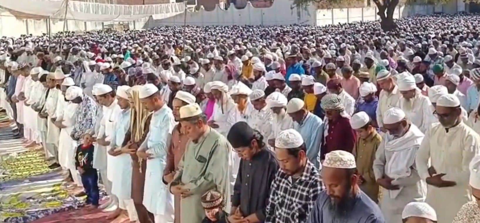 ईदगाह में ईद की नमाज अदा करते मुस्लिम समाज के लोग। संवाद