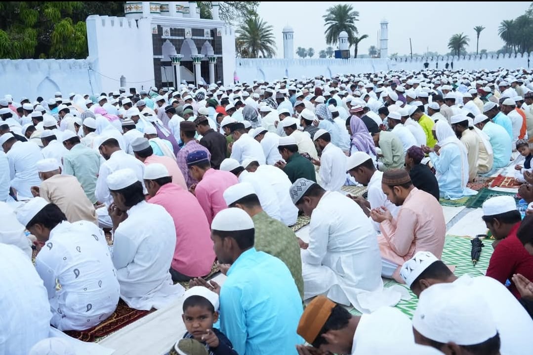 ईदगाह में नमाज अदा करते नमाजी
