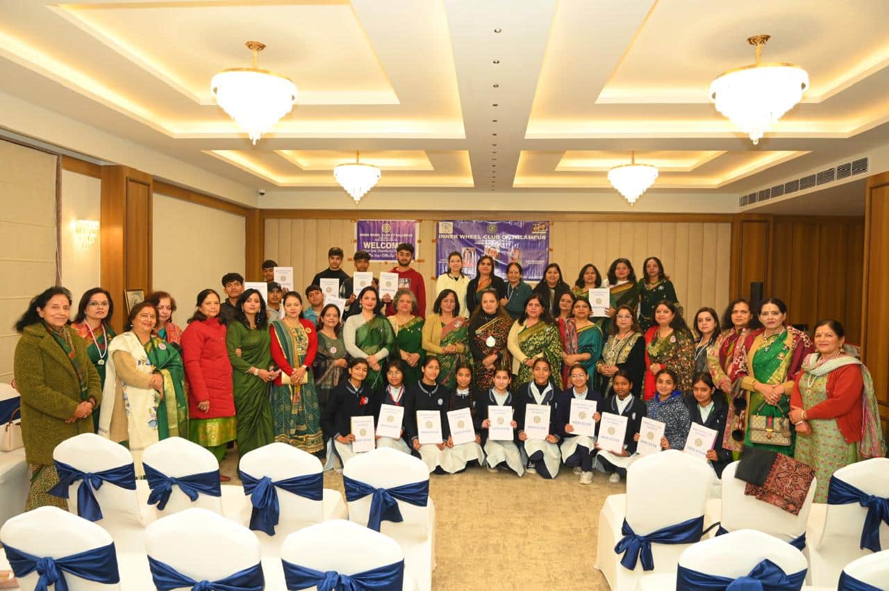 इनर व्हील क्लब के कार्यक्रम में मुख्य अतिथि प्रीति खजुरिया के साथ क्लब के अन्य पदाधिकारी एवं सद