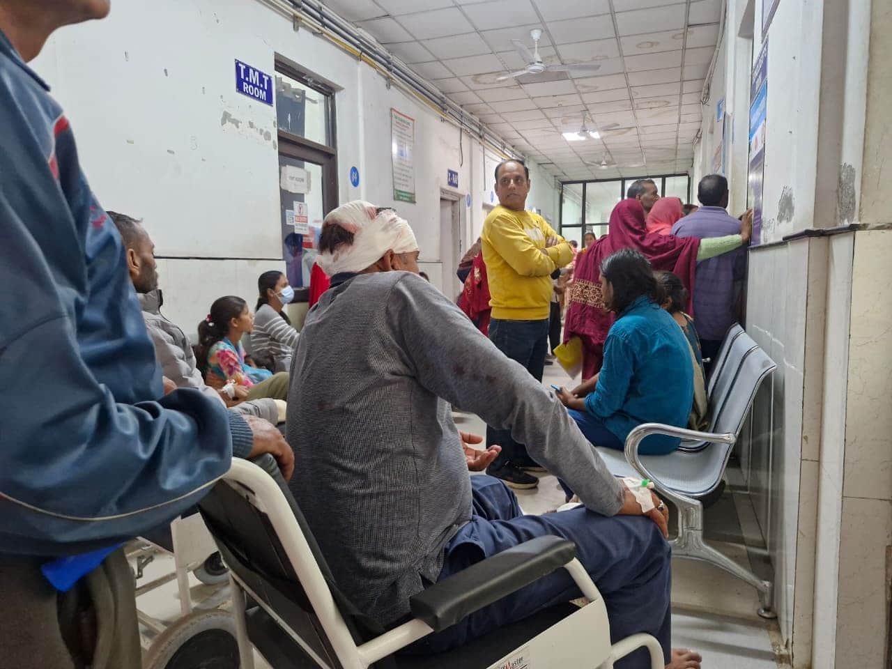 जीएमसी कठुआ में अल्ट्रा साउंड करवाने के लिए अपनी बारीका इंतजार करते लोग। संवाद