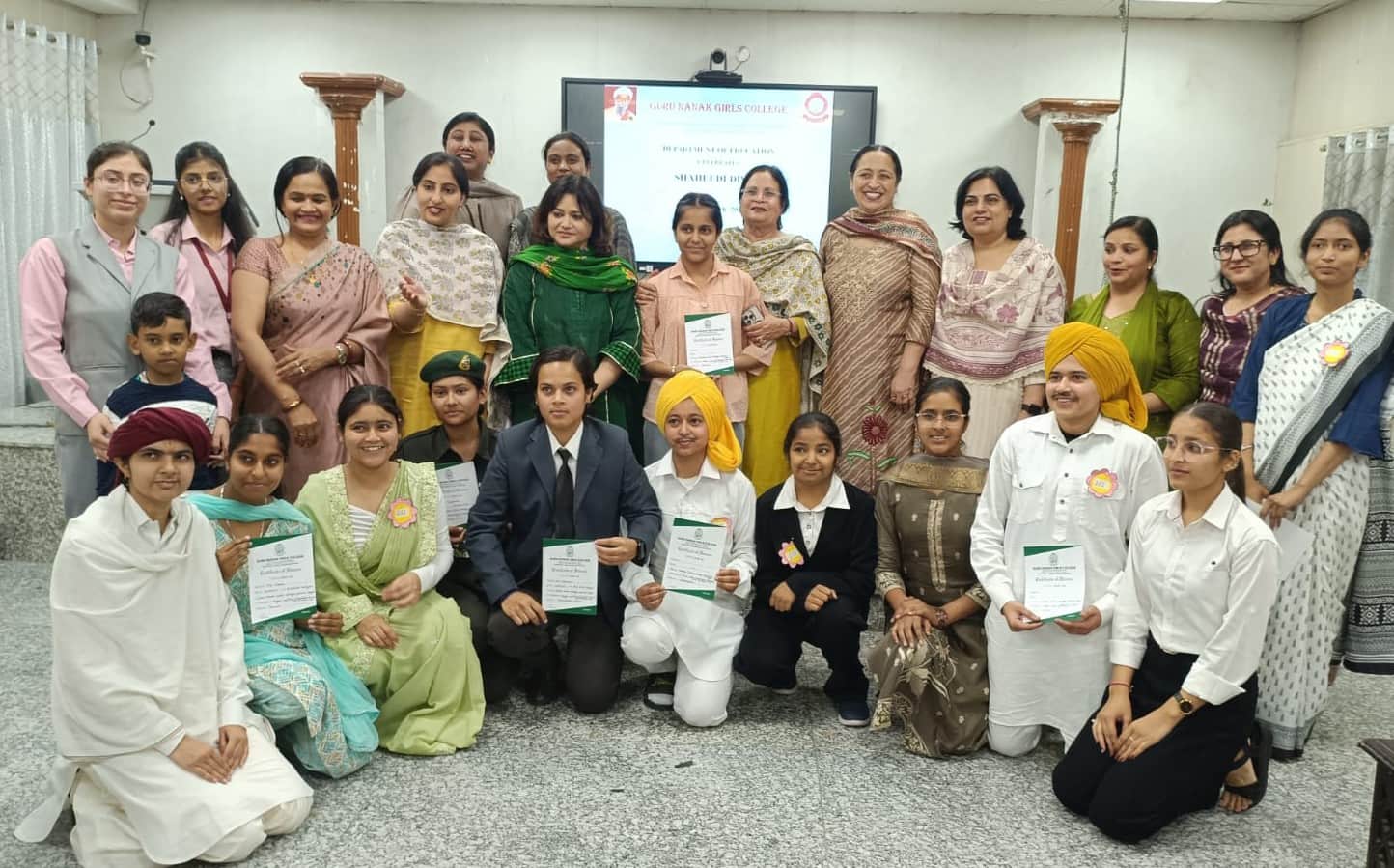 जीएनजी कॉलेज में प्रतियोगिता की विजेता प्रतिभागियों के साथ अध्यापिकाएं। संस्थान