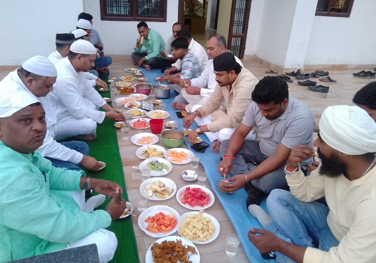 Gave the message of national unity by eating fruits along with Iftar.