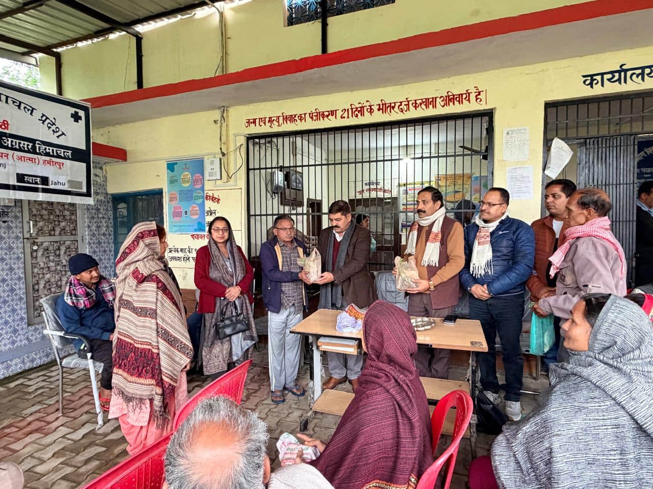 जाहू पंचायत घर में आयोजित किसान संगोष्ठी में किसानों को मौसमी सब्जियों के बीज व पौधे बांटते हुए