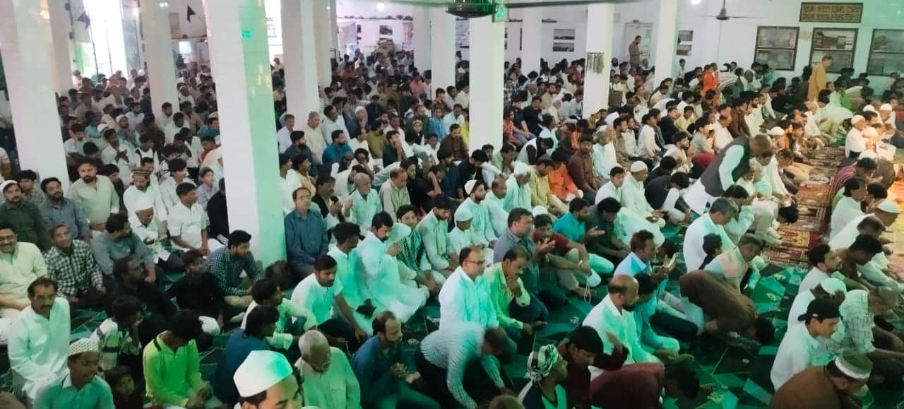 जुमा की नमाज अदा करते लोग। संवाद