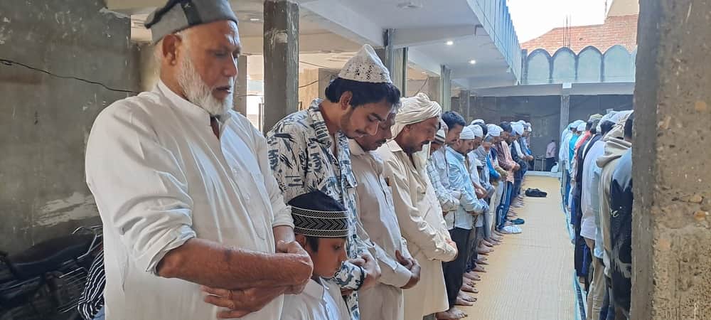 जामा मस्जिद में नमाज अदा करते लोग। संवाद