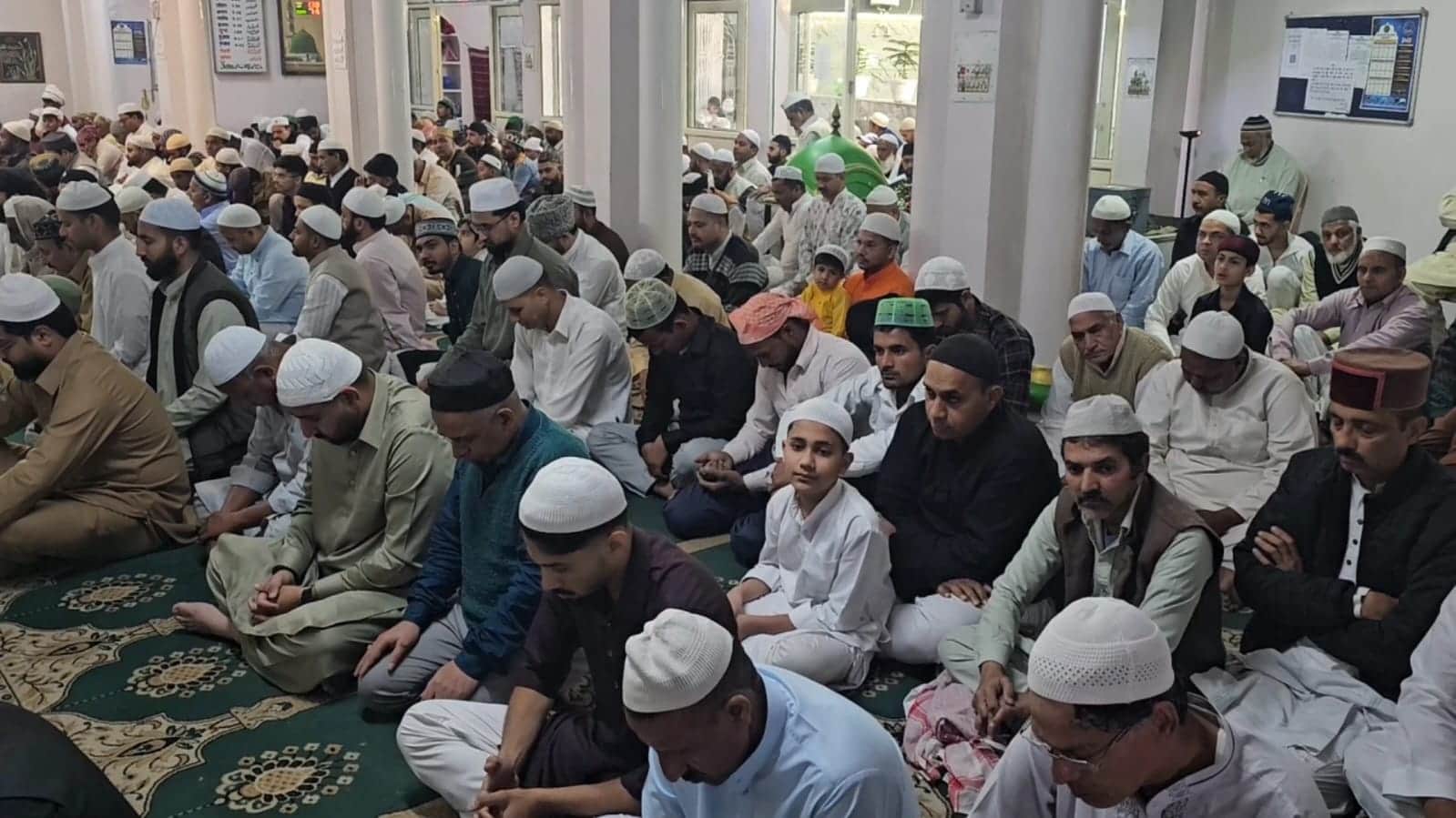 जामा मस्जिद नाहन में नमाज अदा करते मुस्लिम समुदाय के लोग। संवाद