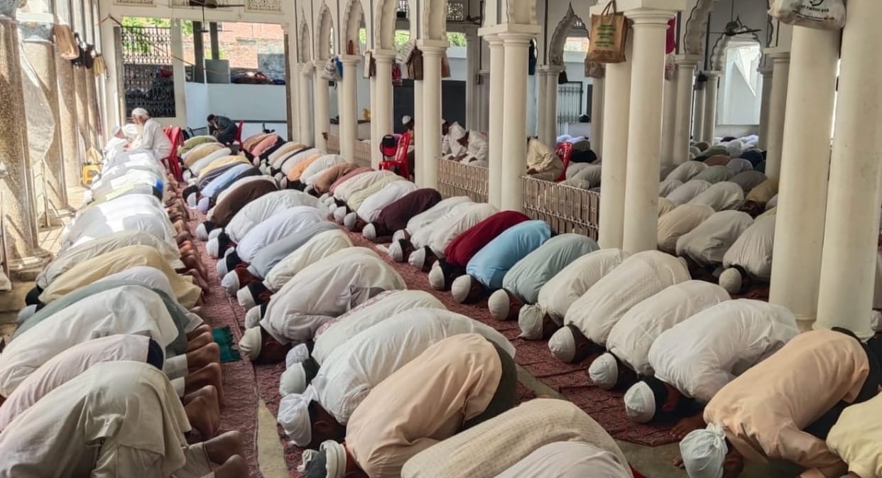 Crowds gathered in mosques on Alvida Juma, praying for peace.