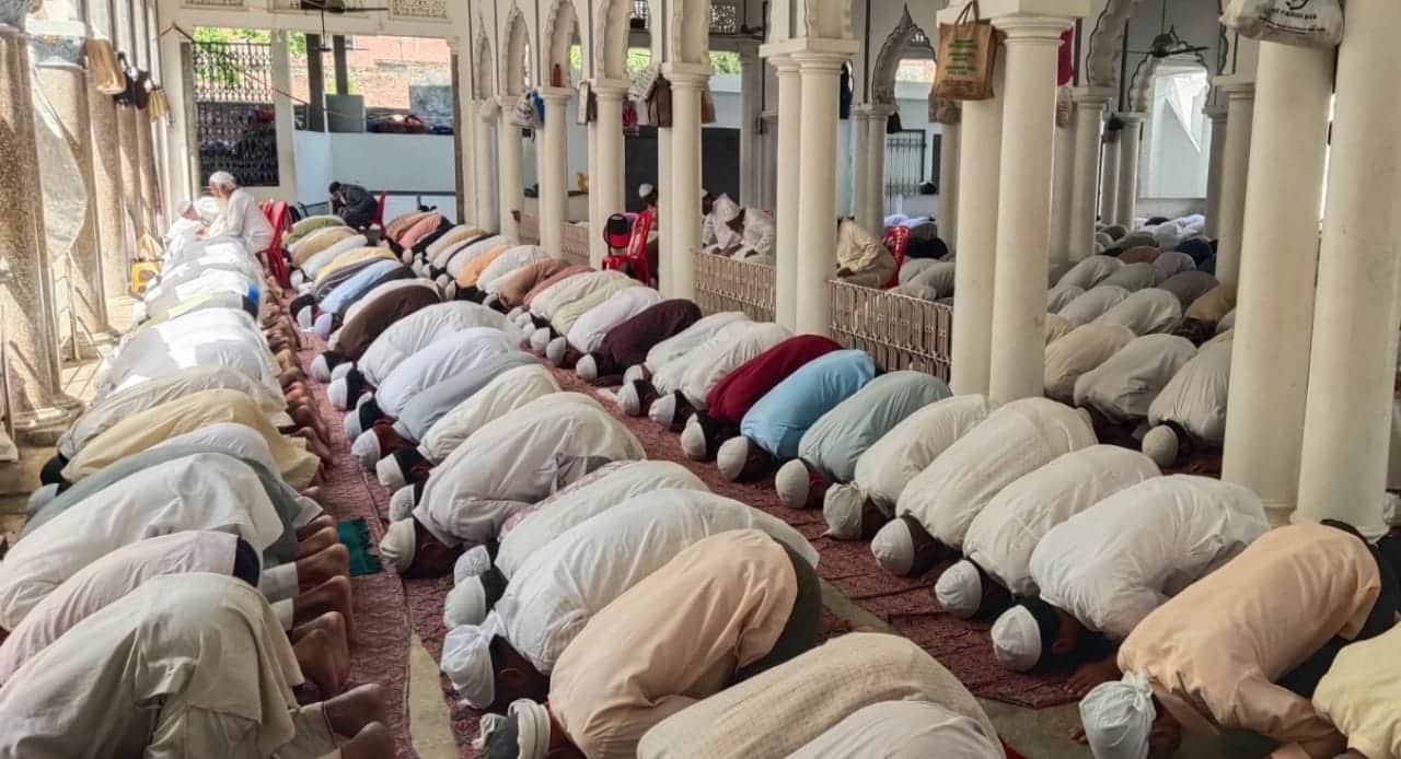 जामा मस्जिद में अलविदा जुमे की नमाज अदा करते लोग