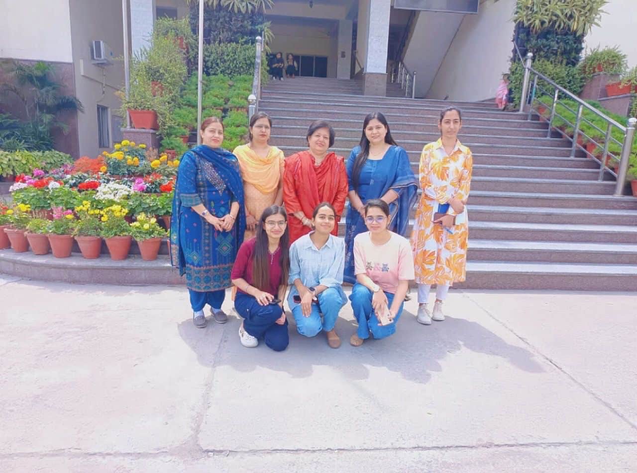 जीवीएम गर्ल्स कॉलेज में विजेता विद्यार्थियों के साथ प्राचार्य एवं अन्य। स्रोत : संस्था