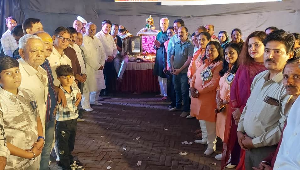 झूलेलाल जयंती कार्यक्रम में पूजन करते समाज के लोग। 