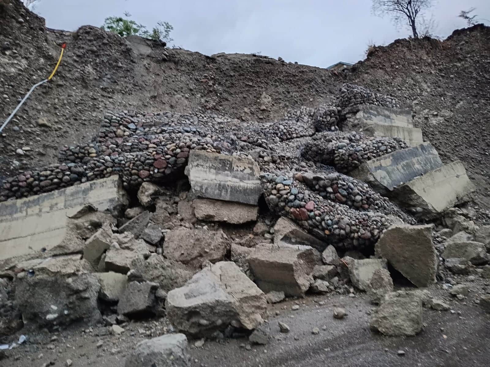 झनिक्कर में दो दिन की बारिश में ही डंगा टूटा। स्रोत : जागरूक पाठक