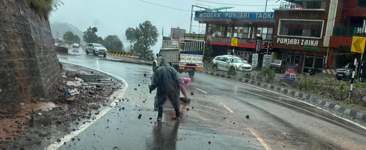 कालका-शिमला नेशनल हाईवे पांच पर कुमारहट्टी के समीप सड़क से पत्थरों को हटाते कर्मी। संवाद