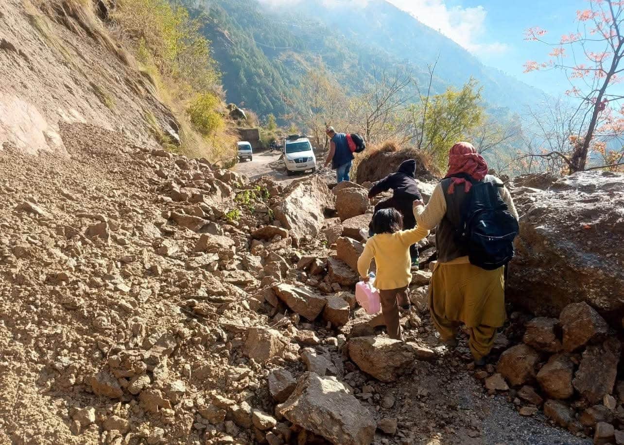 कुल्लू के लगघाटी के खरीपाद में सड़क बंद हो गई है। लोग पैदल ही बच्चों को लेकर गणतव्य की ओर जाते 