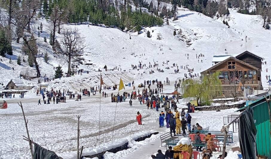 As soon as the sun came out, tourists reached Atal Tunnel and had fun in the snow.