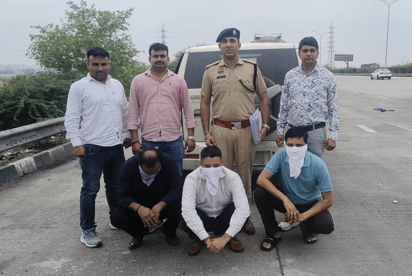 कंपनी फ्रेंचाइजी के आरोपियों के साथ पुलिस टीम। स्रोत : पुलिस