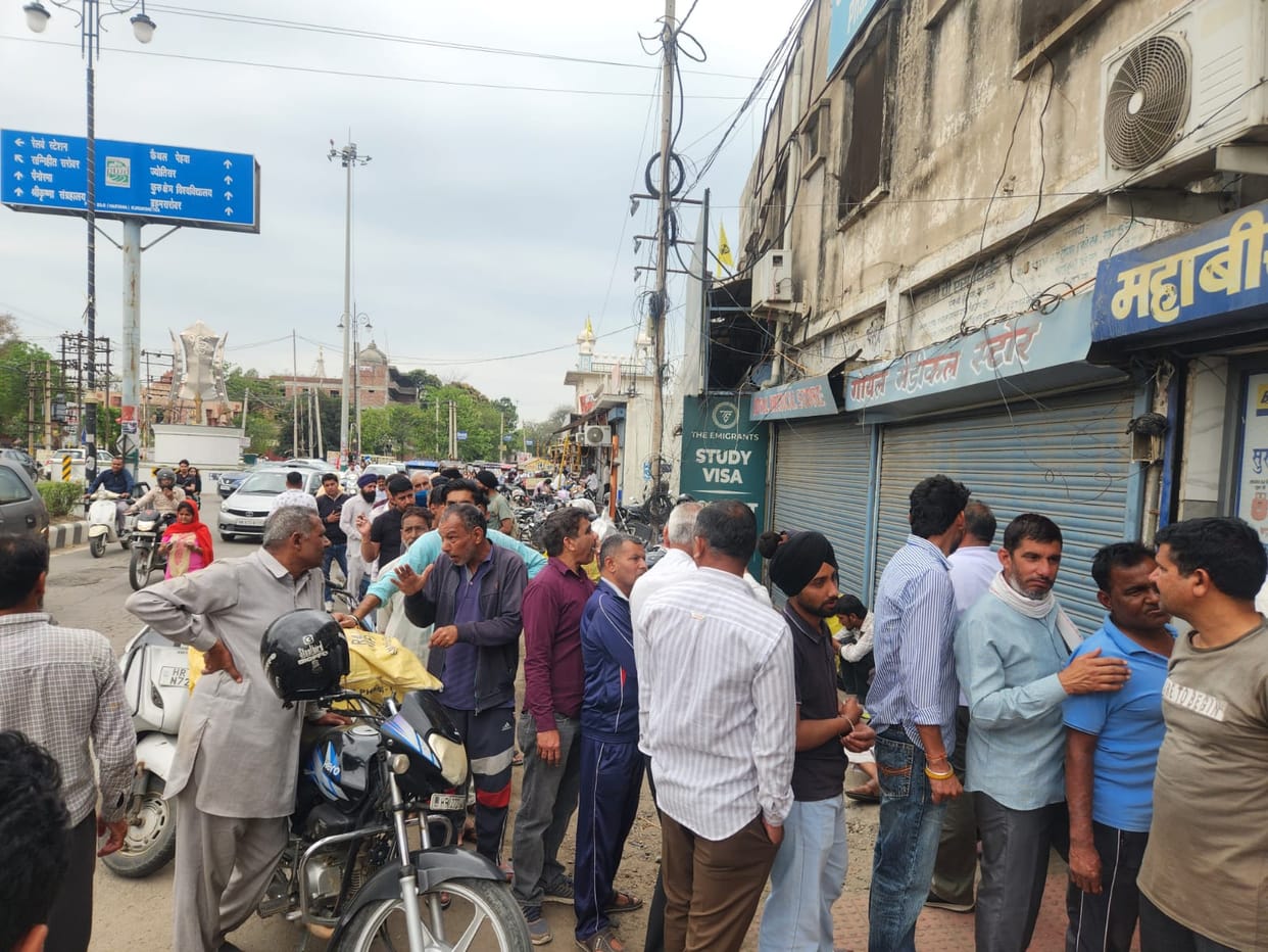 The gas crisis continues, with crowds at gas agencies continuing to queue even in light drizzle.