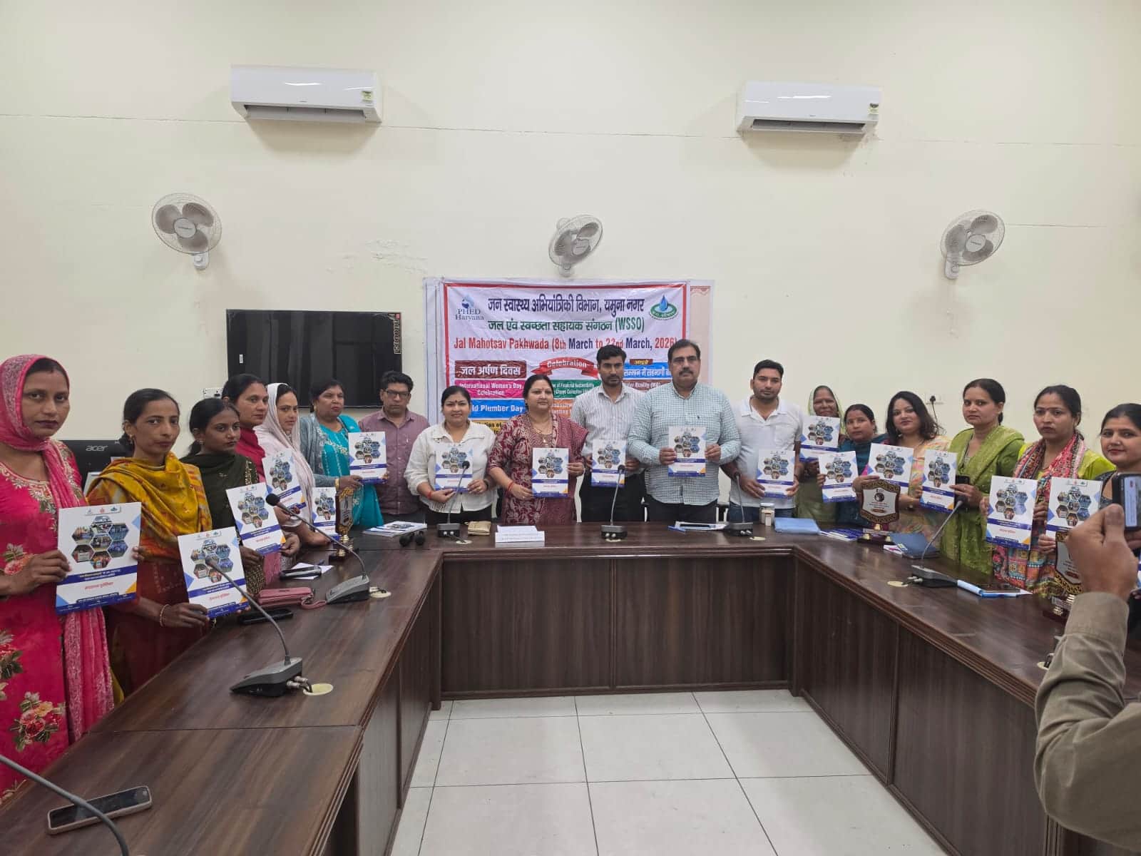 कार्यक्रम के दौरान जल संरक्षण का संकल्प लेतीं महिलाएं व अन्य। विभाग