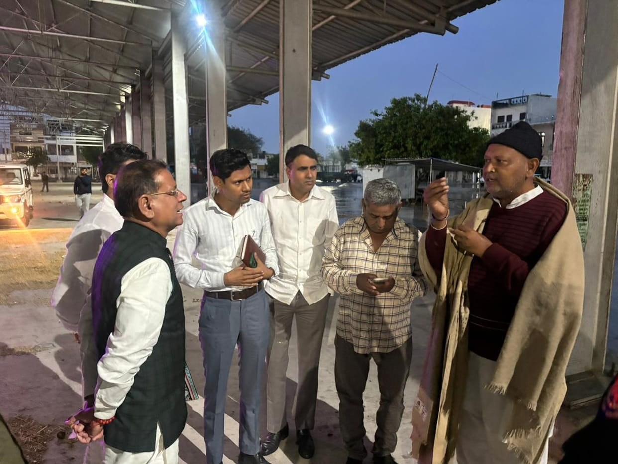 The minister inspected the Gharaunda grain market.