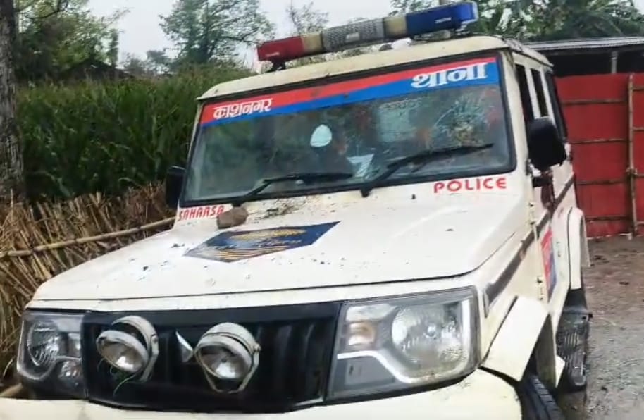 क्षतिग्रस्त पुलिस गाड़ी