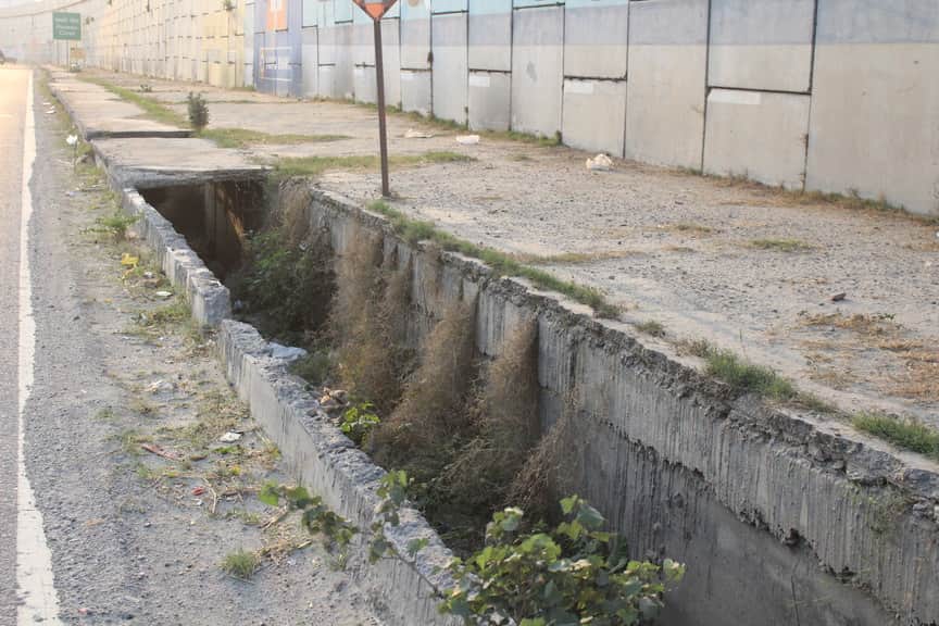 क्टर चार के करीब खुला नाला। संवाद