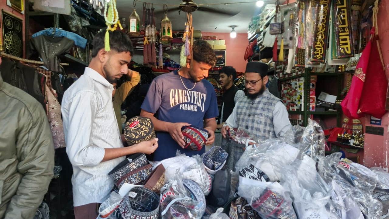 कठुआ में ईद की खरीददारी करते लोग। संवाद